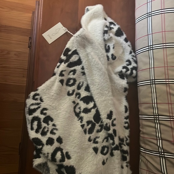 Super soft, leopard print wrap - Picture 1 of 2